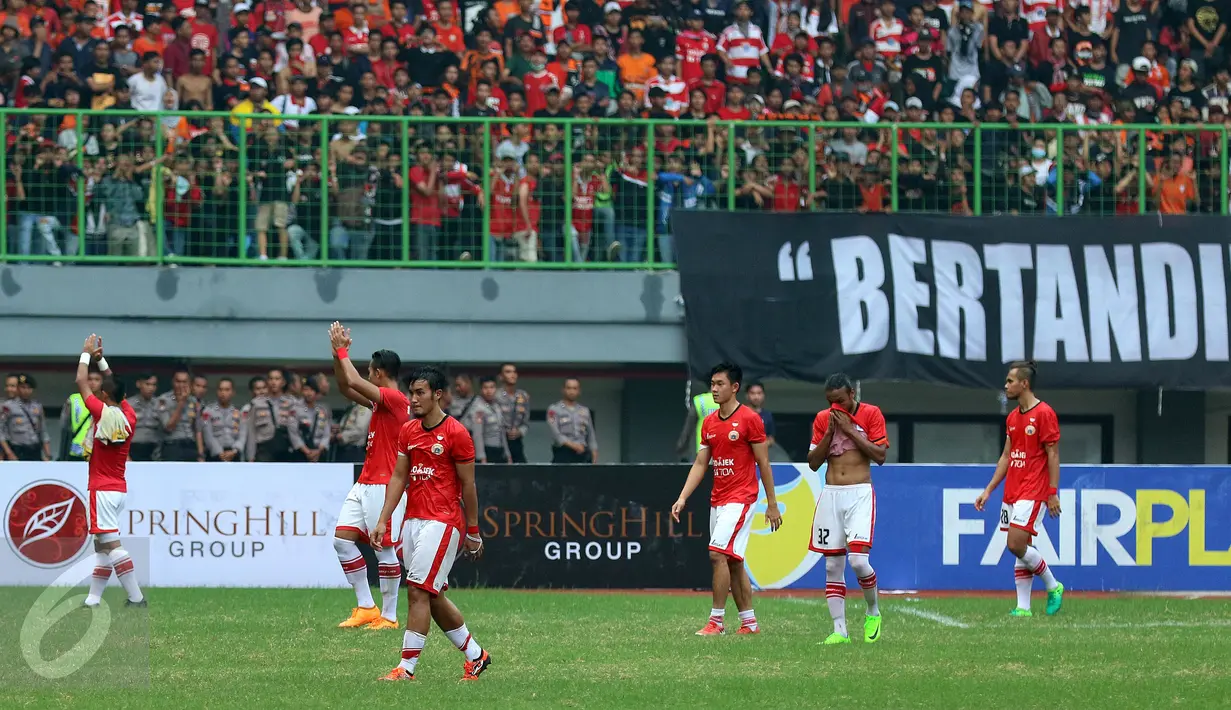 Pemain Persija berjalan usai laga melawan Mitra Kukar di lanjutan Liga 1 Indonesia di Stadion Patriot Candrabhaga, Bekasi, Minggu (14/5). Laga kedua tim berakhir imbang 1-1. (Liputan6.com/Helmi Fithriansyah)
