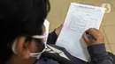 Penyintas COVID-19 mengisi data saat melakukan donor plasma konvalesen di PMI DKI Jakarta, Selasa (19/1/2021). Sebanyak 307 penyintas COVID-19 per 1 hingga 15 Januari 2021 telah mendonorkan plasma konvalesen. (Liputan6.com/Herman Zakharia)