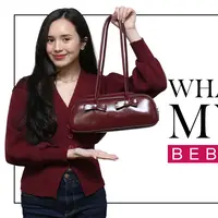 Baby Tsabina mengajak kita untuk melihat barang-barang yang wajib ia bawa di dalam tasnya. Yuk intip apa saja barang-barang yang selalu dibawa Beby Tsabina di dalam tas maroonnya kali ini.