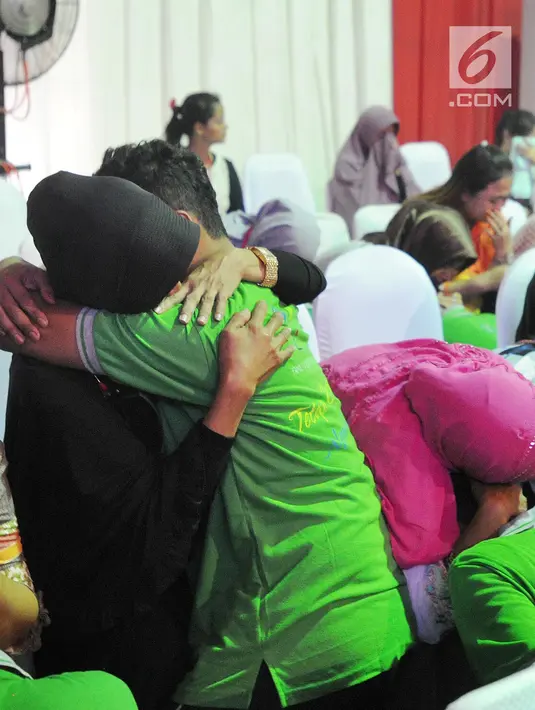 Seorang narapidana anak memeluk ibunya saat ritual basuh kaki di Lembaga Pembinaan Khusus Anak (LPKA) Kelas 1 Tangerang, Banten (17/4). Di LPKA Kelas 1 Tangerang sendiri kegiatan ini diikuti 131 tahanan dan napi anak. (Merdeka.com/Arie Basuki)