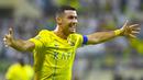 Pemain Al-Nassr, Cristiano Ronaldo melakukan selebrasi setelah mencetak gol ke gawang Al-Fateh pada laga lanjutan Liga Arab Saudi di Prince Abdullah Bin Jalawi Stadium, Al-Hasa, Arab Saudi, 25 Augustus 2023. (AFP/Ali Al-Haji)