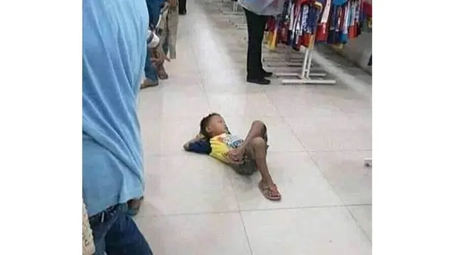 6 Tingkah Nyeleneh Orang Rebahan di Mal Ini Bikin Heran