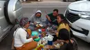 <p>Sejumlah pemudik berbuka puasa Ramadhan sambil beristirahat di KM 102 ruas Tol Cikopo-Palimanan, Subang, Jawa Barat, Kamis (28/4/2022). Padatnya sejumlah rest area di sepanjang jalan tol Trans Jawa membuat pemudik memanfaatkan bahu jalan untuk berbuka puasa dan istirahat sejenak. (Liputan6.com/Herman Zakharia)</p>