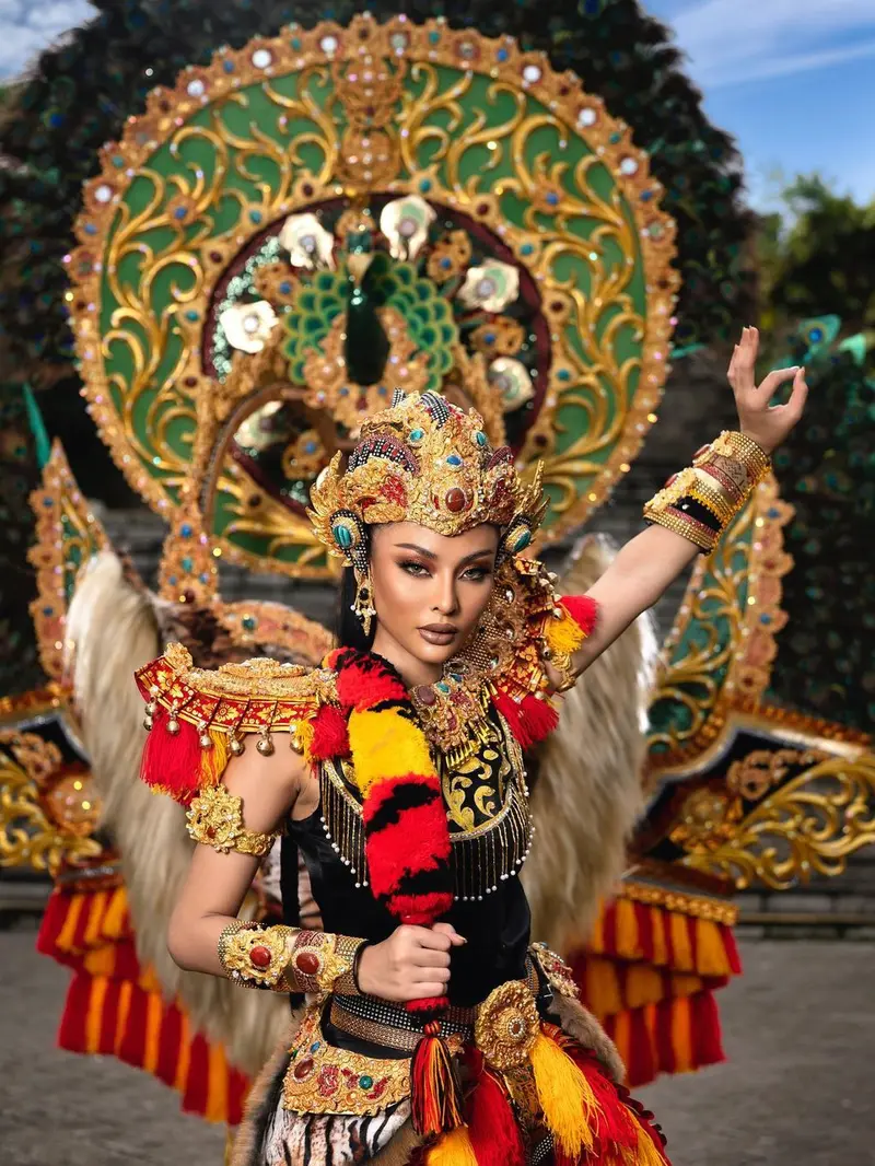 6 Pesona Andina Julie Pakai Kostum Nasional Reog Ponorogo di Miss Grand International 2022