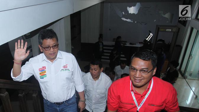 Sekjen PDIP Hasto Kristianto (kiri) bersama para sekjen partai pendukung capres dan cawapres Jokowi-Ma'ruf saat akan melaporkan dana awal kampanye Pilpres 2019 di Gedung KPU, Jakarta, Sabtu (22/9). (Liputan6.com/Herman Zakharia)