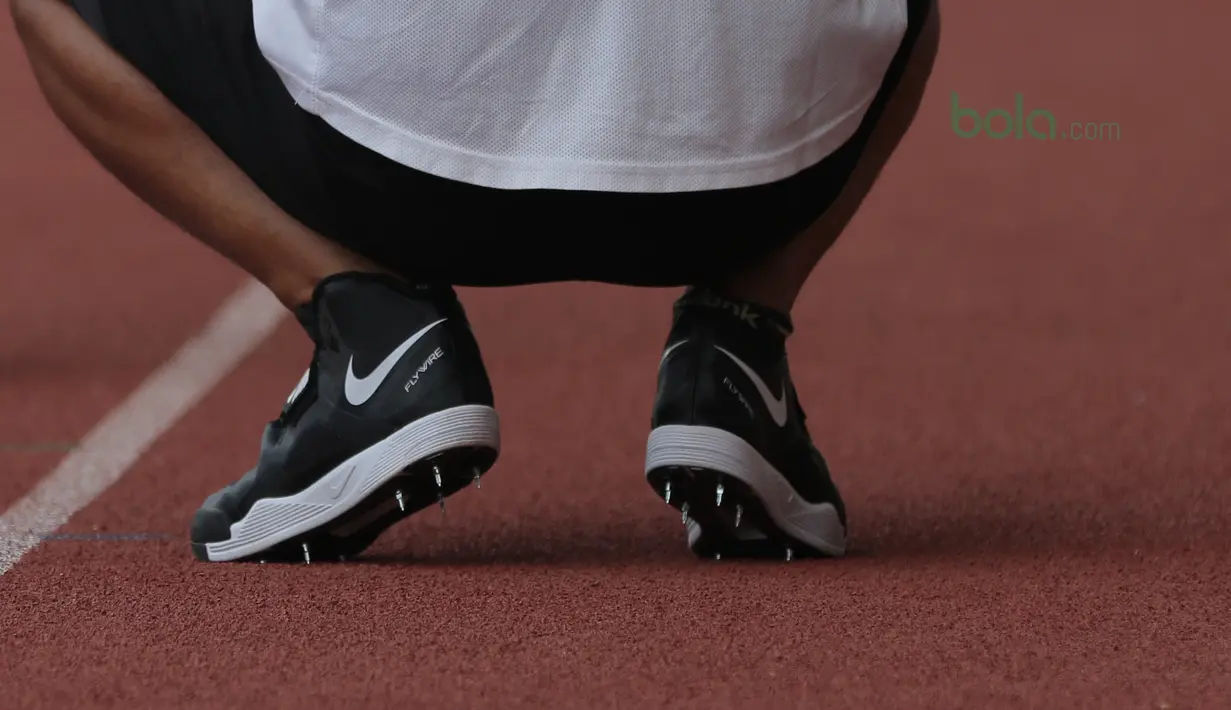Jari-jari sepatu atlet Lempar Lembing saat berlatih teknik melempar di Stadion Madya, Jakarta, Kamis (7/6/2018). Latihan tersebut merupakan bagian dari persiapan Asian Games 2018. (Bola.com/Nick Hanoatubun)