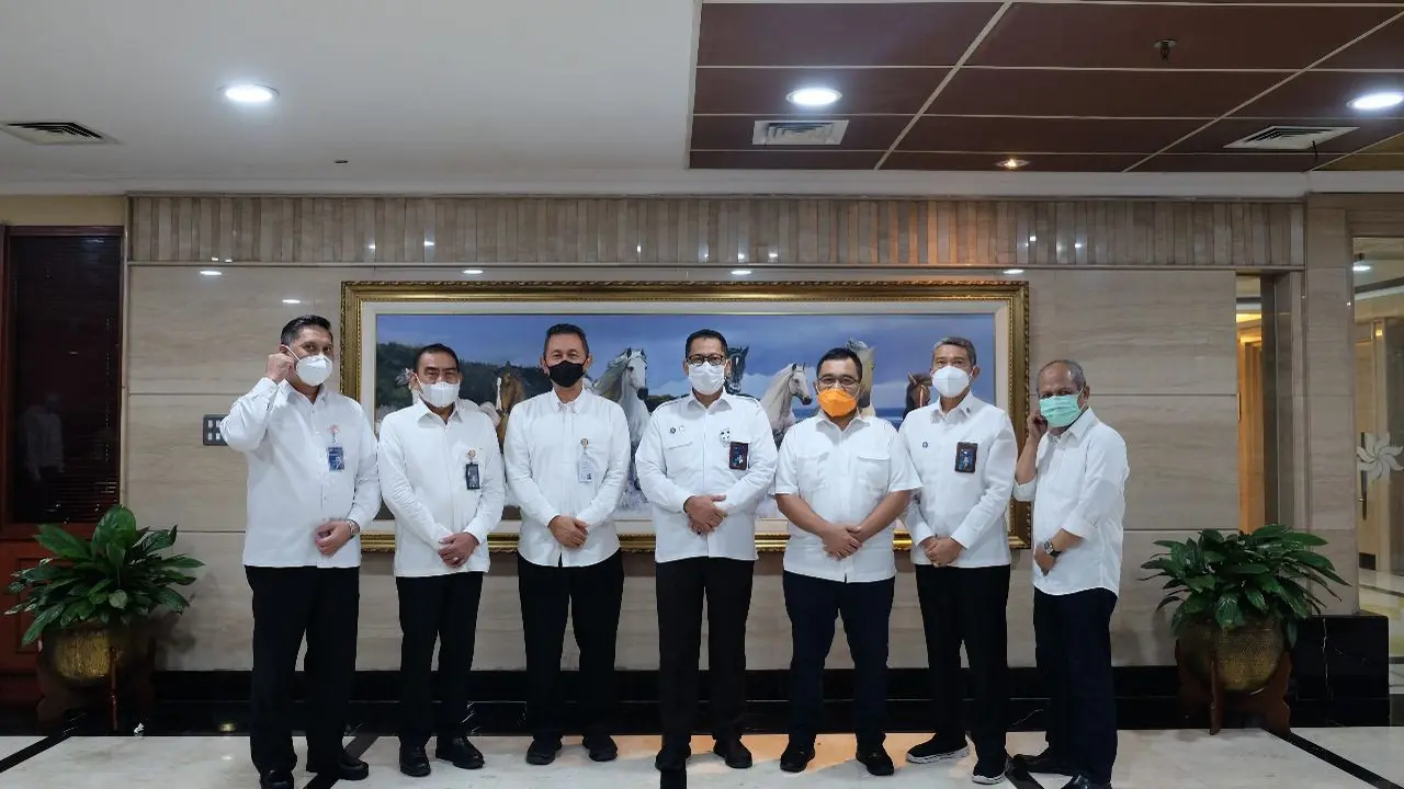 Menteri BUMN Erick Thohir kembali melakukan perombakan di tubuh perusahaan pelat merah. Kali ini, ia merubah susunan direksi pada Perusahaan Umum (Perum) Bulog.