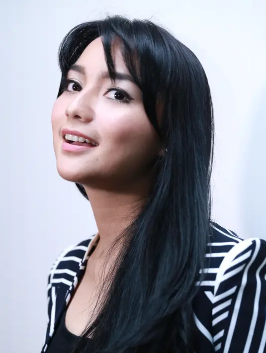 Banyak pertimbangan sebelum menerima peran penyanyi dangdut. Apalagi sering kali pedangdut dikenal memiliki goyangan heboh saat diatas pangung. Ia juga minta saran dari keluarganya dan orang terdekatnya. (Adrian Putra/Bintang.com)