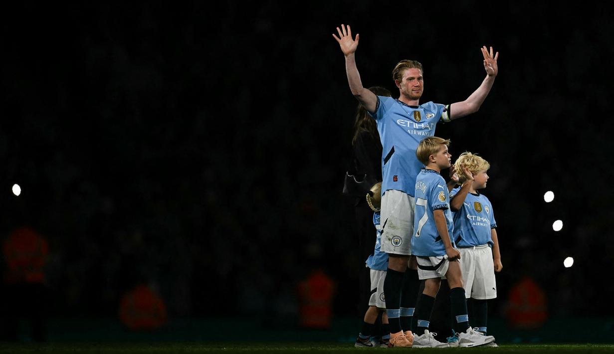 Pemain Manchester City, Kevin De Bruyne ditemani kekasih dan anak-anaknya melakukan perpisahan dengan klubnya setelah laga pekan ke-37 Liga Inggris 2024/2025 melawan Bournemouth di Etihad Stadium, Manchester, Inggris, Selasa (21/05/2025) waktu setempat. (AFP/Paul Ellis)