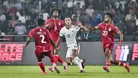 Penyerang Hong Kong, Everton Camargo (kanan), berebut bola dengan bek Bangladesh, Md Shakil Topu (kiri), dan gelandang Bangladesh, Sohel Rana (tengah), dalam pertandingan sepak bola kualifikasi Piala Asia AFC 2027 antara Bangladesh dan Hong Kong di Stadion Nasional, Dhaka, pada 9 Oktober 2025. (MUNIR UZ ZAMAN / AFP)