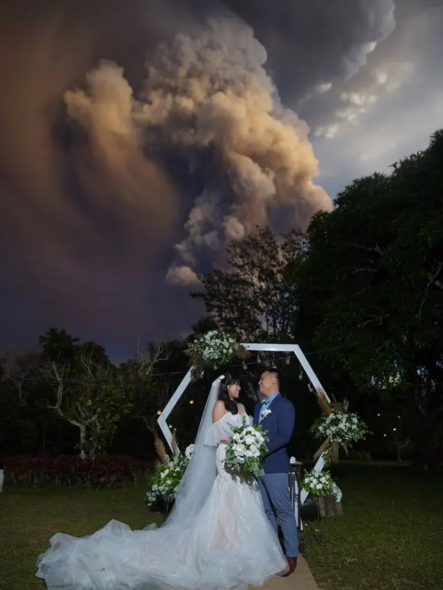 Lanjutkan Penikahan saat Erupsi Gunung Taal Filipina, 5 Potretnya Mengejutkan