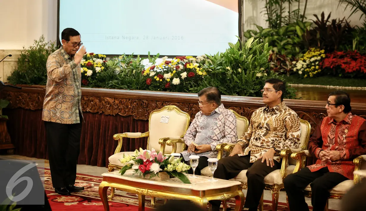 Menkopolhukam Luhut B Pandjaitan usai memberikan paparan pada acara penandatanganan Nota Kesepahaman (MoU) bersama antara kementerian dan institusi penegak hukum di Istana Negara, Jakarta, Kamis (28/1). (Liputan6.com/Faizal Fanani)