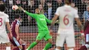 Alphonse Areola. Kiper milik PSG berusia 29 tahun ini dipinjamkan ke Tottenham Hotspur pada awal musim 2021/2022. Meski baru tampil sekali di Premier League, namun ia telah tampil 10 kali di ajang lainnya. Ia masih kesulitan menggeser posisi kiper utama dari Lukasz Fabianski. (AFP/Glyn Kirk)