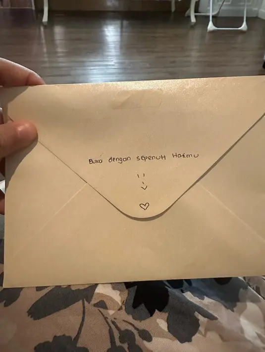 Tidak sekedar memberikan kejutan, Fairuz juga menuliskan pesan dalam membuat haru. Pesan yang ditulis tangan dua lembar dan dimasukkan dalam kantong ukuran sedang warna cokelat. [Instagram/fairuzarafiq]