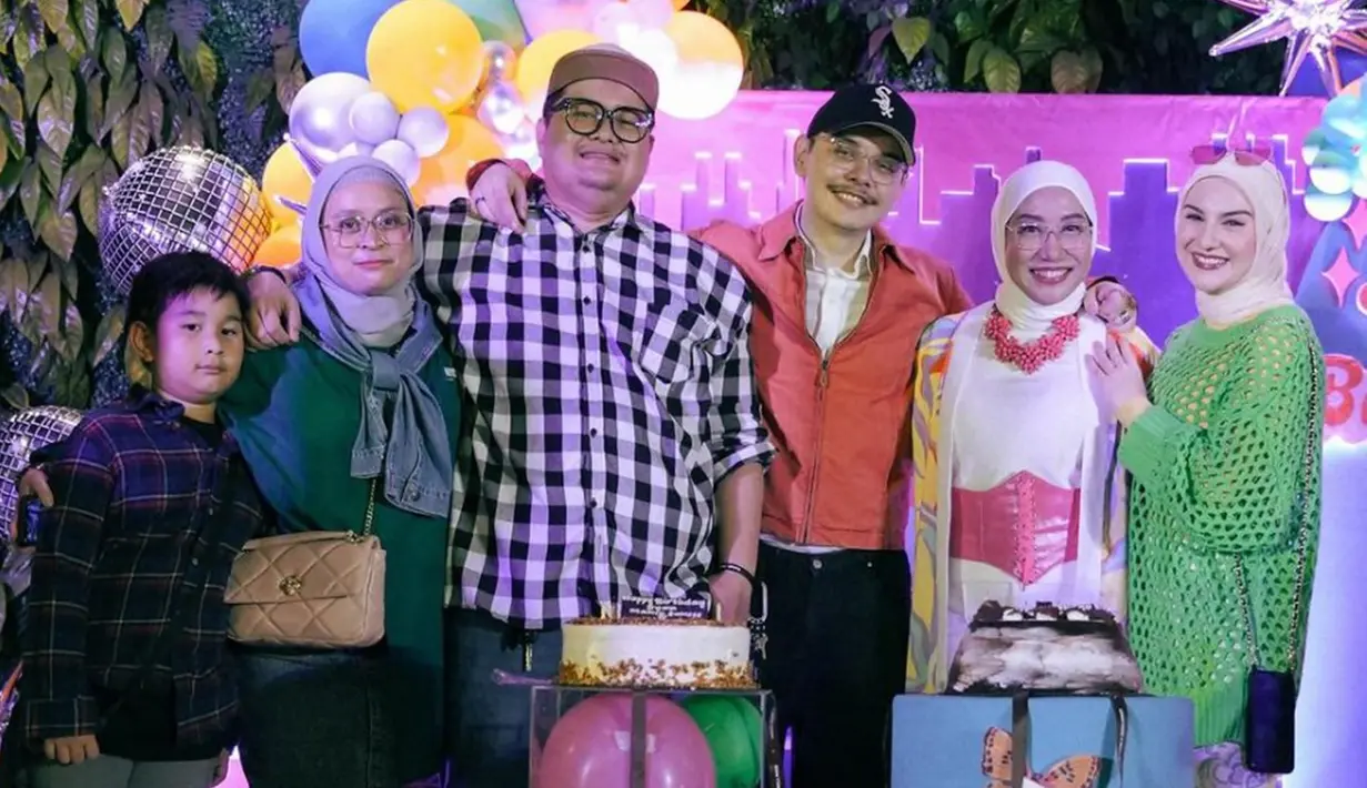 Begini momen pesta ulang tahun Susanti Arifin yang dirayakan bersama dengan keluarga. Terlihat Irish Bella bersama dengan adiknya turut memeriahkan acara ulang tahun ibundanya tersebut. Sesuai dengan tema back to 80's, penampilan Irish pun tampul mencuri perhatian. (Liputan6.com/IG/@_irishbella_)