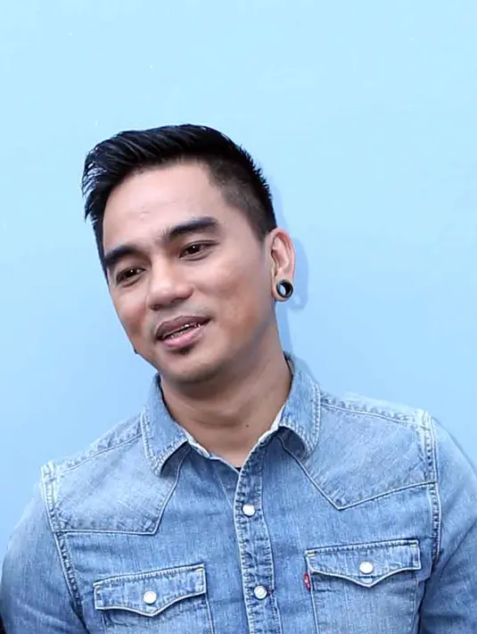 "Gua sendiri gak ngerti ceritanya, masalah pakaian, itu kan dia basicnya musisi, puluhan tahun jadi musisi dan baru jadi pejabat," kata Enda ditemui Bintang.com di kawasan Tendean, Jakarta Selatan, Selasa (19/4/2016). (Nurwahyunan/Bintang.com)