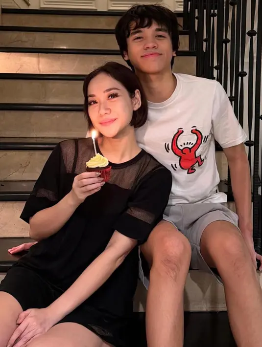 Wajahnya pun dipulas natural memerlihatkan penampilan bareface memancarkan aura bahagia di hari spesialnya. [@itsmebcl]