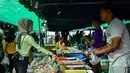 Berbagai jenis kue basah manis seperti tepung pelita dan akok menjadi yang paling dicari warga loka untuk berbuka puasa. Tampak dalam foto, seorang wanita membeli makanan untuk berbuka puasa pada hari pertama bulan suci Ramadan 1447 Hijriah di sebuah pasar di provinsi Narathiwat, Thailand selatan, pada Kamis 19 Februari 2026. (Madaree TOHLALA/AFP)