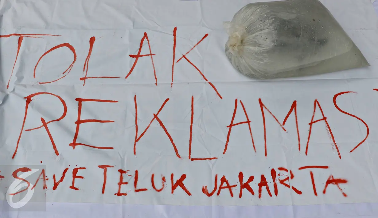 Spanduk penolakan reklamasi Teluk Jakarta saat aksi unjuk rasa di depan Balai Kota DKI Jakarta, Rabu (20/4). Unjuk rasa tersebut mendesak Ahok  untuk menghentikan proyek reklamasi di Teluk Jakarta dan penggusuran warga. (Liputan6.com/Immanuel Antonius)