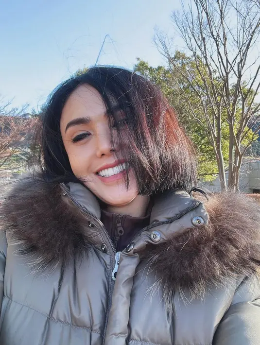 Potret Yuni Shara kala mengenakan jaket tebal karena cuaca dingin di Jepang [Instagram/yunishara36]
