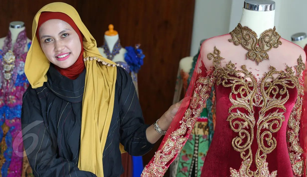 Hanif Aisyah Nanjaya dipercaya sebagai desainer pakaian resepsi Gibran Rakabuming dan Selvi Ananda, Solo, Senin (8/6/2015). Hanif Aisyah mengaku bangga bisa membuat baju pengantin untuk putra Presiden RI. (Liputan6.com/Faizal Fanani)