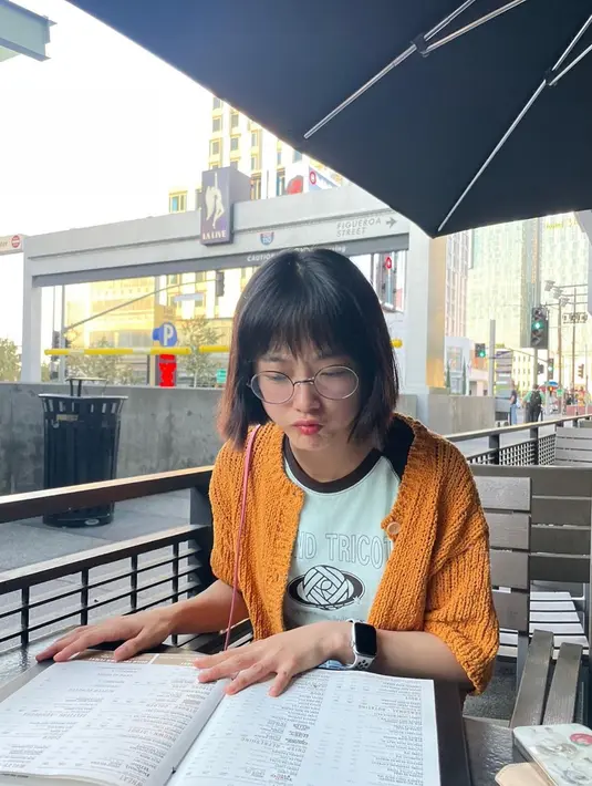 Kedatangannya ke Los Angeles adalah untuk menerima sebuah penghargaan di Creative Arts Emmy Awards ke-74. Lee Yoo Mi pun sudah bersiap sebelum hari penerimaan. Ia tiba lebih awal dan menyempatkan singgah di sebuah restoran untuk menikmati hidangan populer di sana. (Liputan6.com/IG/@leeyoum262)