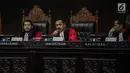 Hakim Konstitusi I Dewa Gede Palguna memberi penjelasan saat berdebat dengan tim kuasa hukum pasangan Prabowo Subianto-Sandiaga Uno terkait keamanan situng dalam sidang lanjutan sengketa Pilpres 2019 di Gedung MK, Jakarta, Kamis (20/6/2019). (Liputan6.com/Faizal Fanani)
