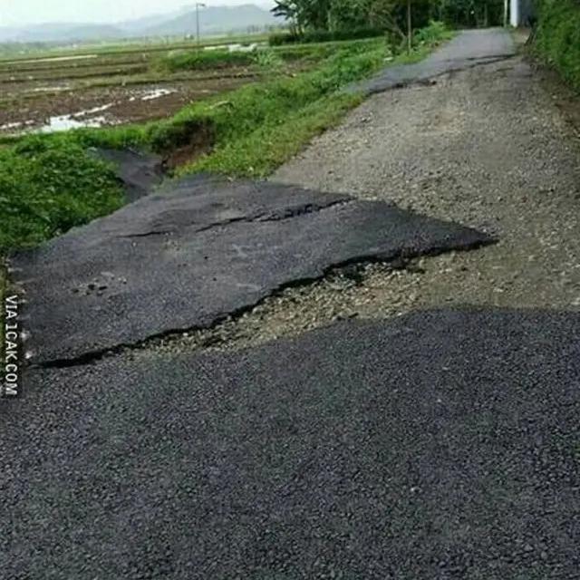 6 Potret Perbaikan Jalanan Aspal Tak Selesai Ini Nyeleneh, Bikin Elus Dada