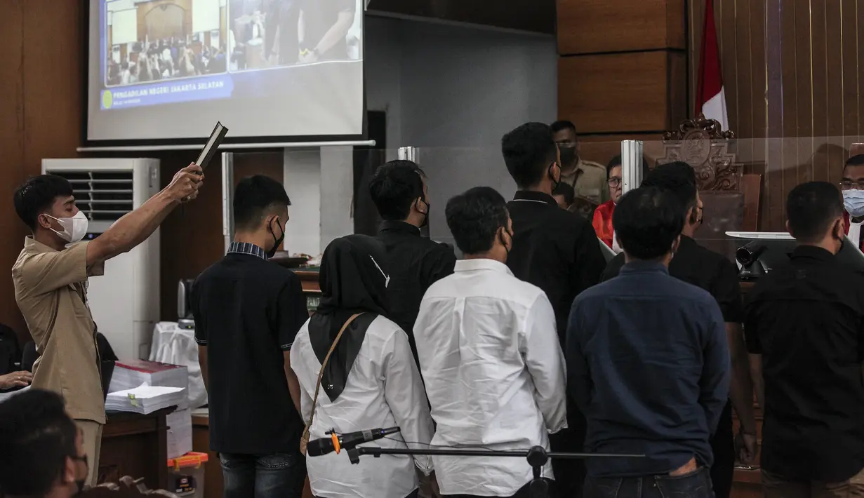 Sejumlah saksi disumpah sebelum menjalani sidang pemeriksaan saksi terkait kasus pembunuhan berencana Brigadir Yosua Hutabarat alias Brigadir J di Pengadilan Negeri Jakarta Selatan, Senin (31/10/2022). 11 saksi dihadirkan di sidang hari ini. (Liputan6.com/Johan Tallo)