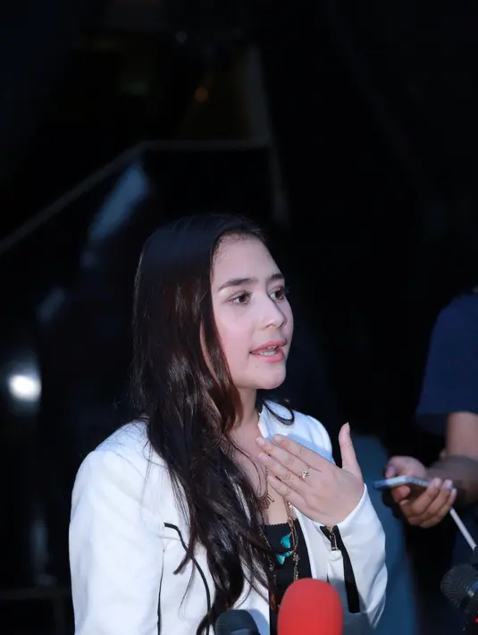 "Pede karena aku nggak suka pakai make up tebel. Jadi pas dibilang bakal syuting tanpamake up aku mau. Yang nggak pede, aku harus lepas heels,” aku dara berusia 19 tahun ini. (Galih W. Satria/Bintang.com)