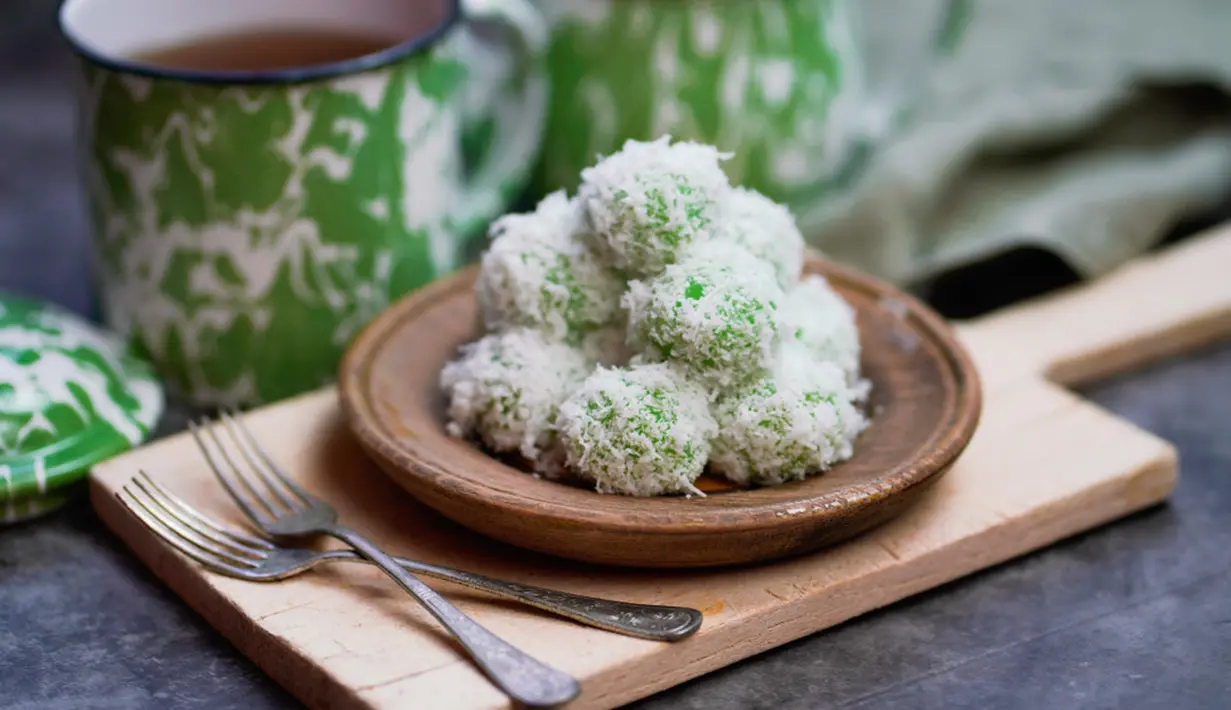 Klepon, biasanya dijual bersamaan dengan cenil dan juga gethuk. Makanan ini mirip dengan mochi, hanya saja isiannya adalah gula merah. (Aris Setya/shutterstock)