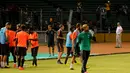 Penjaga gawang Juventus, Marco Storari, memanfaatkan waktu istirahat sambil menenggak air di sela-sela latihan di Stadion GBK Jakarta, (5/8/2014). (Liputan6.com/Helmi Fithriansyah)