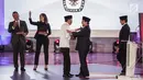 Capres nomor urut 01 Joko Widodo atau Jokowi berpelukan dengan capres nomor urut 02 Prabowo Subianto usai debat perdana Pilpres 2019 di Hotel Bidakara, Jakarta, Kamis (17/1). Debat bertema hukum, HAM, terorisme, dan korupsi. (Liputan6.com/Faizal Fanani)