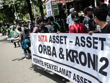 Massa yang tergabung dalam Komite Penyelamat Asset Negara menggelar unjuk rasa di Gedung Granadi, Jakarta, Senin (17/12). Dalam aksinya, mereka Menuntut penyitaan sejumlah aset milik Yayasan Supersemar, termasuk Gedung Granadi (Liputan6.com/Faizal Fanani)