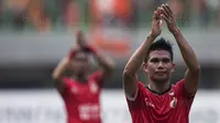 Gelandang Persija, Sandi Sute, menyapa suporter usai mengalahkan Borneo FC pada laga Liga 1 di Stadion Patriot Bekasi, Jawa Barat, Minggu (16/7/2017). Persija menang 1-0 atas Borneo FC. (Bola.com/Vitalis Yogi Trisna)