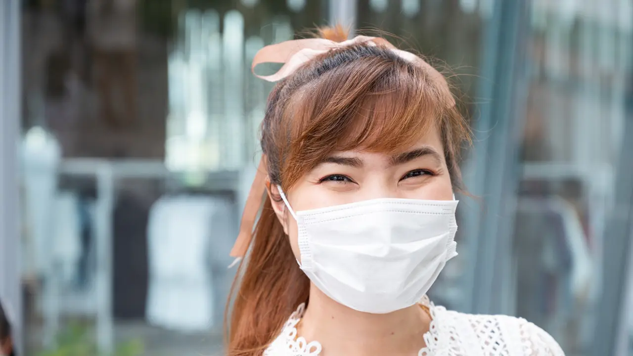 Ilustrasi senyum pakai masker