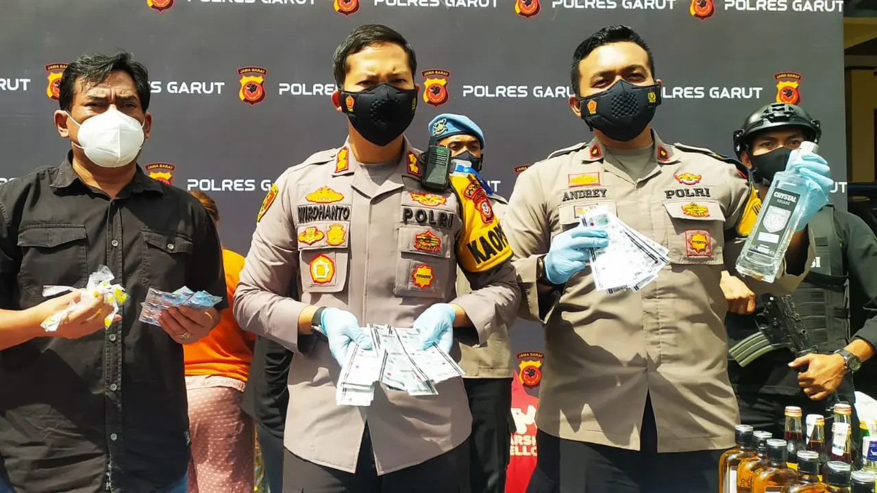 Kapolres Garut AKBP Wirdhanto Hadicaksono menunjukan beberapa barang bukti obat terlarang dan miras dalam pengungkapan obat-obatan dan psikotropika di Mapolres Garut.