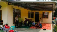 Suasana rumah duka polisi tersambar petir yang gugur di Kecamatan Dayun, Kabupaten Siak, Riau. (Liputan6.com/M Syukur)