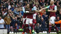 Para pemain West Ham merayakan gol yang dicetak Mauro Zarate ke gawang Chelsea (Reuters)