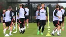 Para pemain Liverpool mengambil bagian dalam sesi latihan di tempat latihan Liverpool di Liverpool, Inggris barat laut, Selasa (6/9/2022). Liverpool tandang ke markas Napoli pada laga perdana Liga Champions Grup A di Stadion Diego Armando Maradona, Kamis, 8 September 2022 dini hari WIB. (Photo by Lindsey Parnaby / AFP)