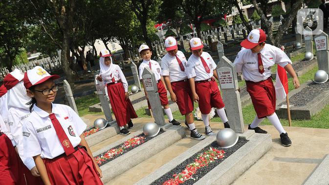 Sejumlah pelajar melakukan ziarah saat peringatan Hari Pahlawan Nasional di Taman Makam Pahlawan (TMP) Utama Kalibata, Jakarta Selatan, Minggu (10/11/2109). Ziarah tersebut digelar dalam rangka peringatan Hari Pahlawan 10 November 2019. (Liputan6.com/Herman Zakharia)