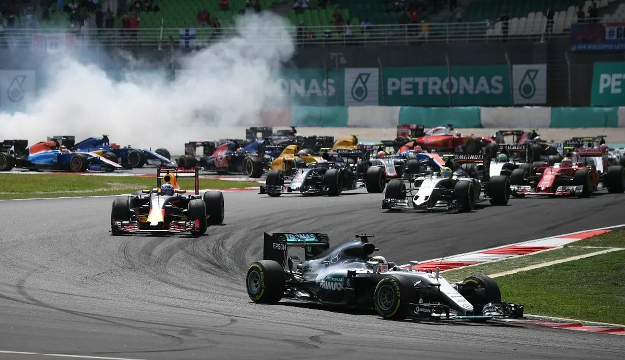 Pebalap Mercedes, Lewis Hamilton, memimpin balapan sejak start F1 GP Malaysia di Sirkuit Sepang, Minggu (2/10/2016). (AFP/Manan Vatsyayana)