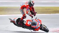 Akrobat di udara Jorge Lorenzo pebalap MotoGP dari Tim Ducati di udara saat berlaga di Grand Prix San Marino di Sirkuit Marco Simoncelli, Misano (10/9/2017). (AFP/Marco BERTORELLO)