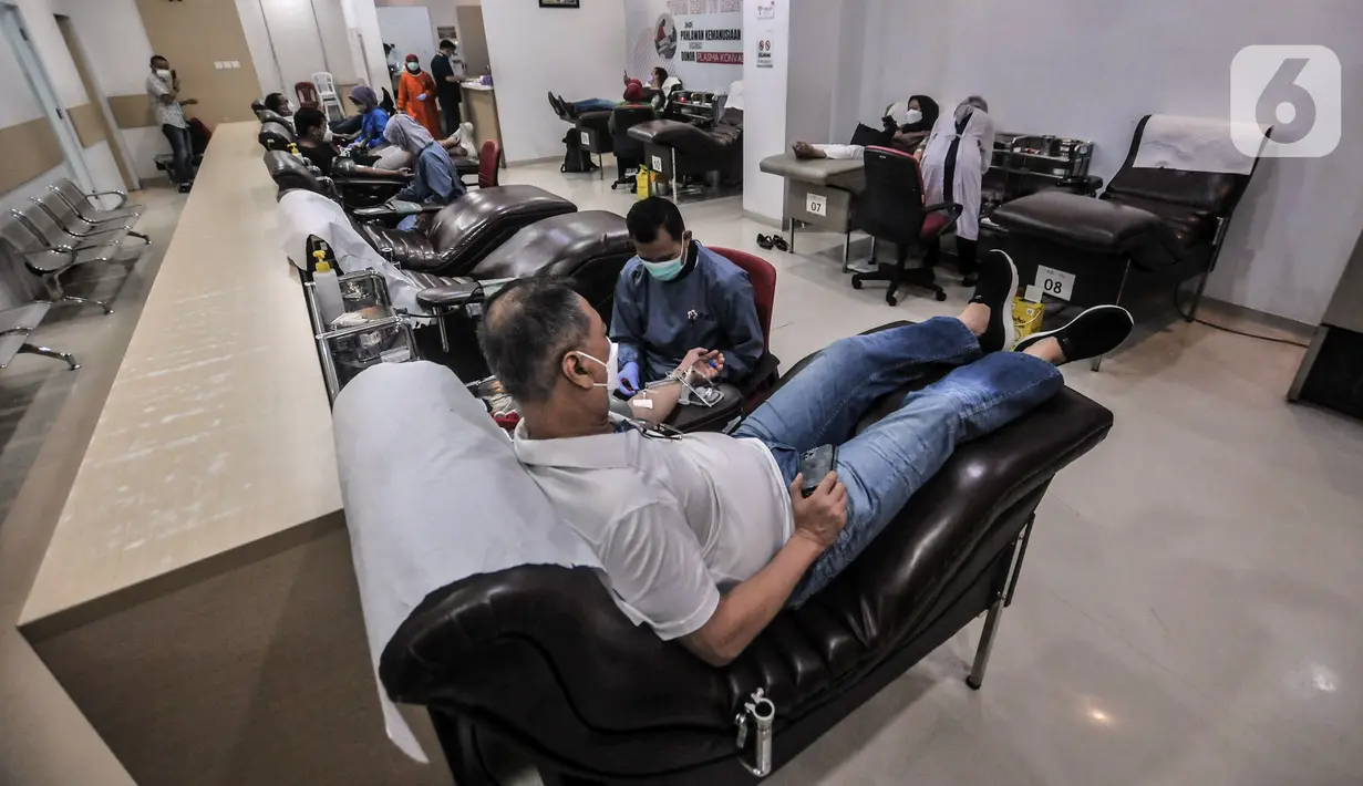 <p>Petugas melayani warga yang mendonorkan darahnya di Palang Merah Indonesia (PMI) DKI Jakarta, Jakarta, Selasa (26/4/2022). Saat ini PMI DKI Jakarta memacu ketersediaan darah dengan layanan jemput bola melalui mobil pelayanan donor darah keliling. (merdeka.com/Iqbal S. Nugroho)</p>