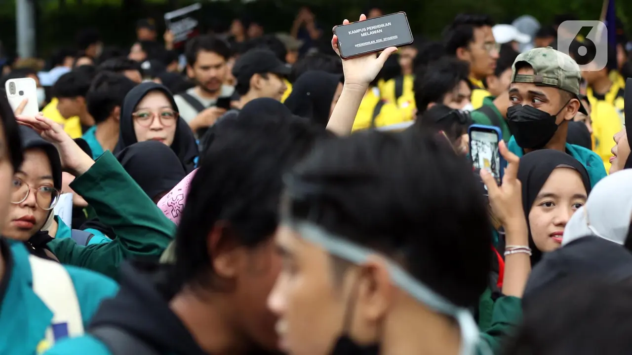 BEM SI Berunjuk Rasa di Patung Kuda Jakarta