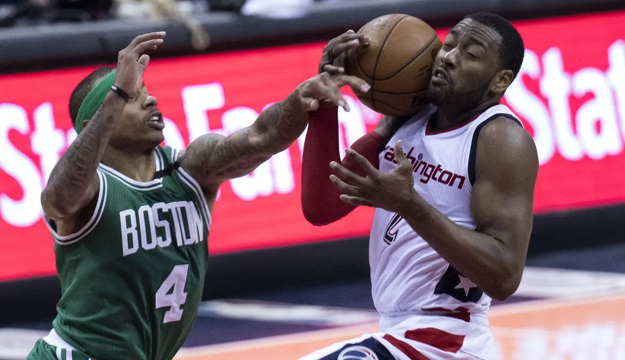 Pebasket Washington Wizards, John Wall, berebut bola dengan pebasket Boston Celtics, Isaiah Thomas pada Gim 4 semifinal Wilayah Timur di Verizon Center, Washington, Minggu (7/5/2017). Washington Wizard menang 121-102.(EPA/Shawn Thew)