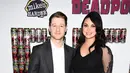 Pasangan ini tampak bahagia dan penuh cinta di karpet merah acara penggemar ‘Deadpool’di teater AMC Empire di New York City pada Senin (8/2/2016). Morena Baccarin tengah mengandung anak dari pacarnya, Benjamin McKenzie. (AFP/Bintang.com)