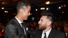 Bintang Real Madrid, Cristiano Ronaldo, berbincang dengan striker Barcelona, Lionel Messi, saat acara penghargaan pemain terbaik FIFA 2017 di London, Senin (23/10/2017). Cristiano Ronaldo berhasil meraih pemain terbaik FIFA 2017. (AFP/Ben Stansall)