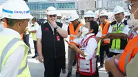 Bupati Kediri, Hanindhito Himawan Pramana tengah meninjau proyek pembangunan Bandara Dhoho Kediri, Jumat (14/7/2023). (Foto: Istimewa)