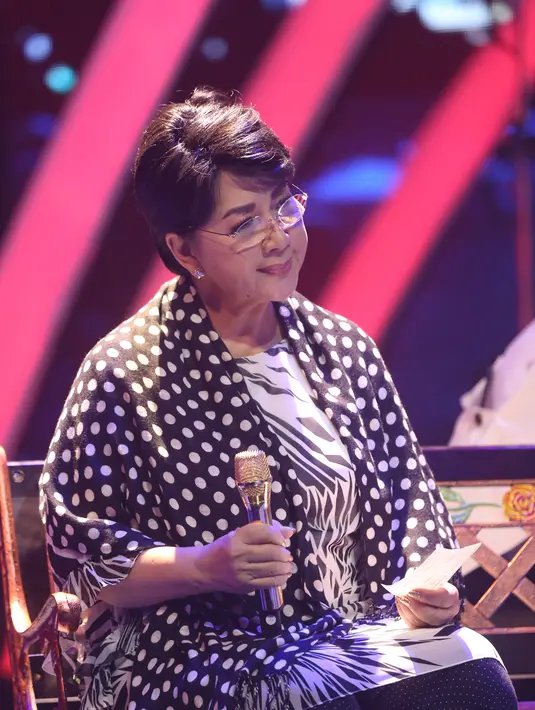 Kesulitan mengigat lirik lagunya, ia kemana-mana membawa contekan untuk terus menghapal lirik lagu tersebut. Itulah perjuangan Titiek menghafal lagu milik Noah. (Andy Masela/Bintang.com)